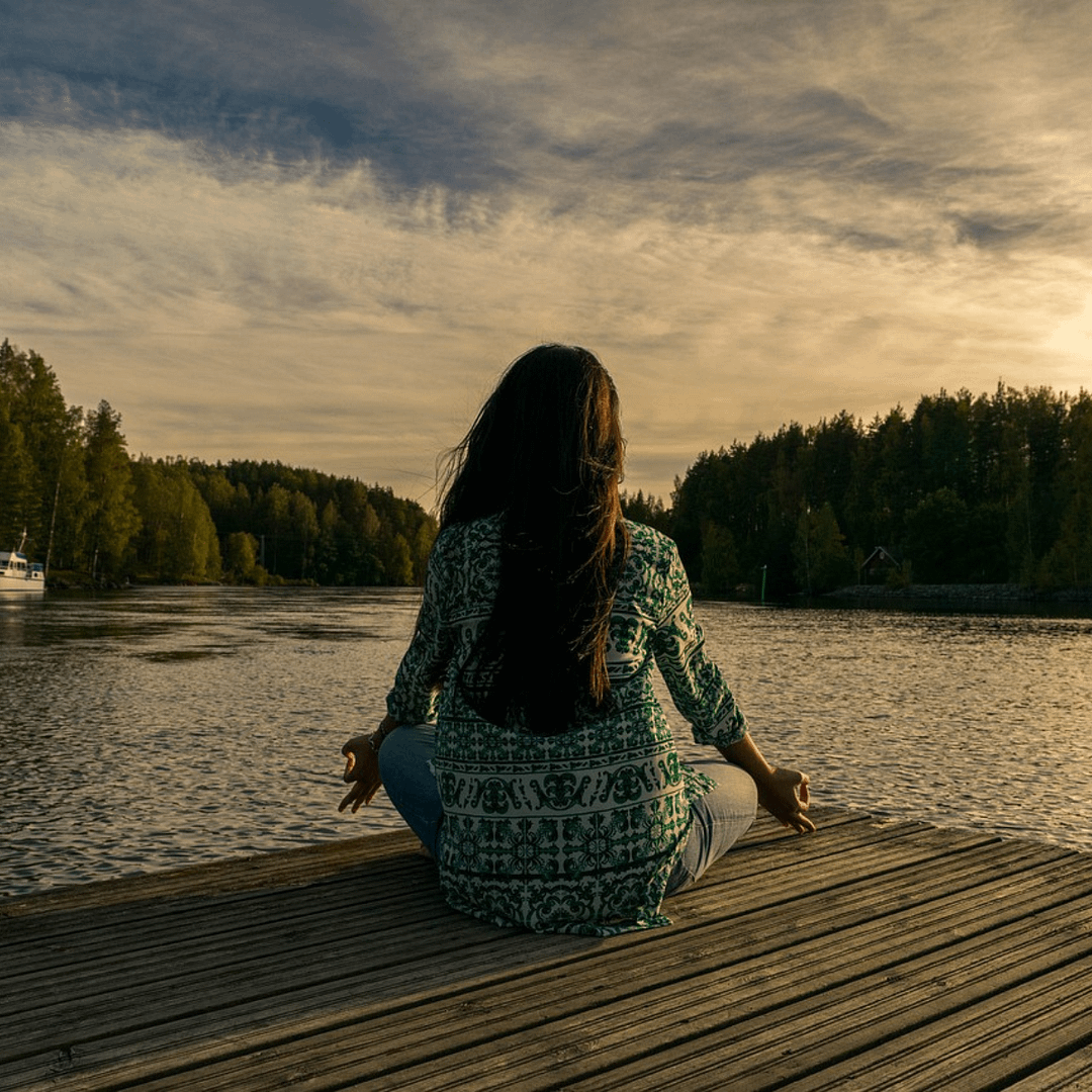 photo d'une personne en méditation devant un lac